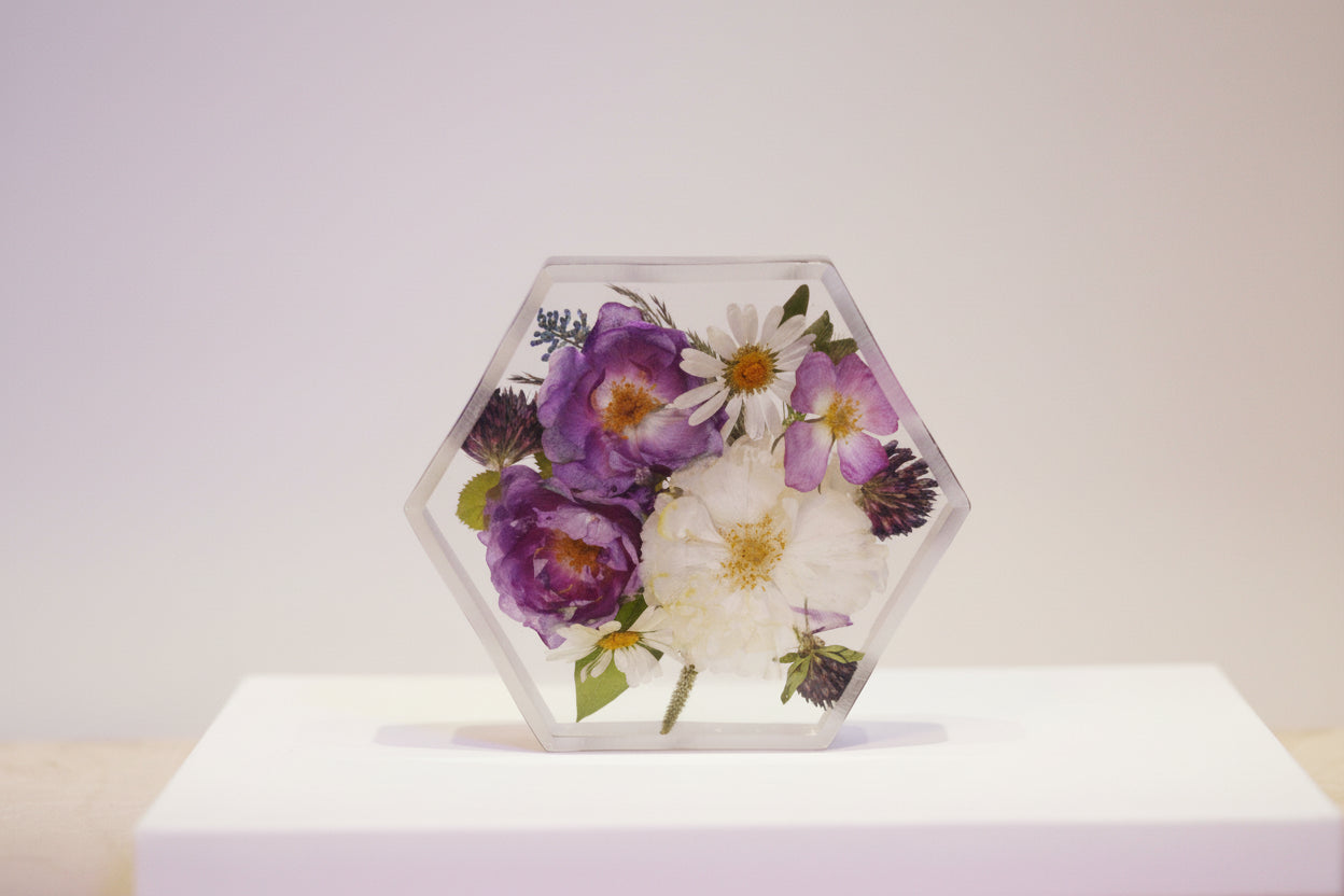 Medium Hexagon in Epoxy Resin, 18.5 x 16.5 cm with your own flowers